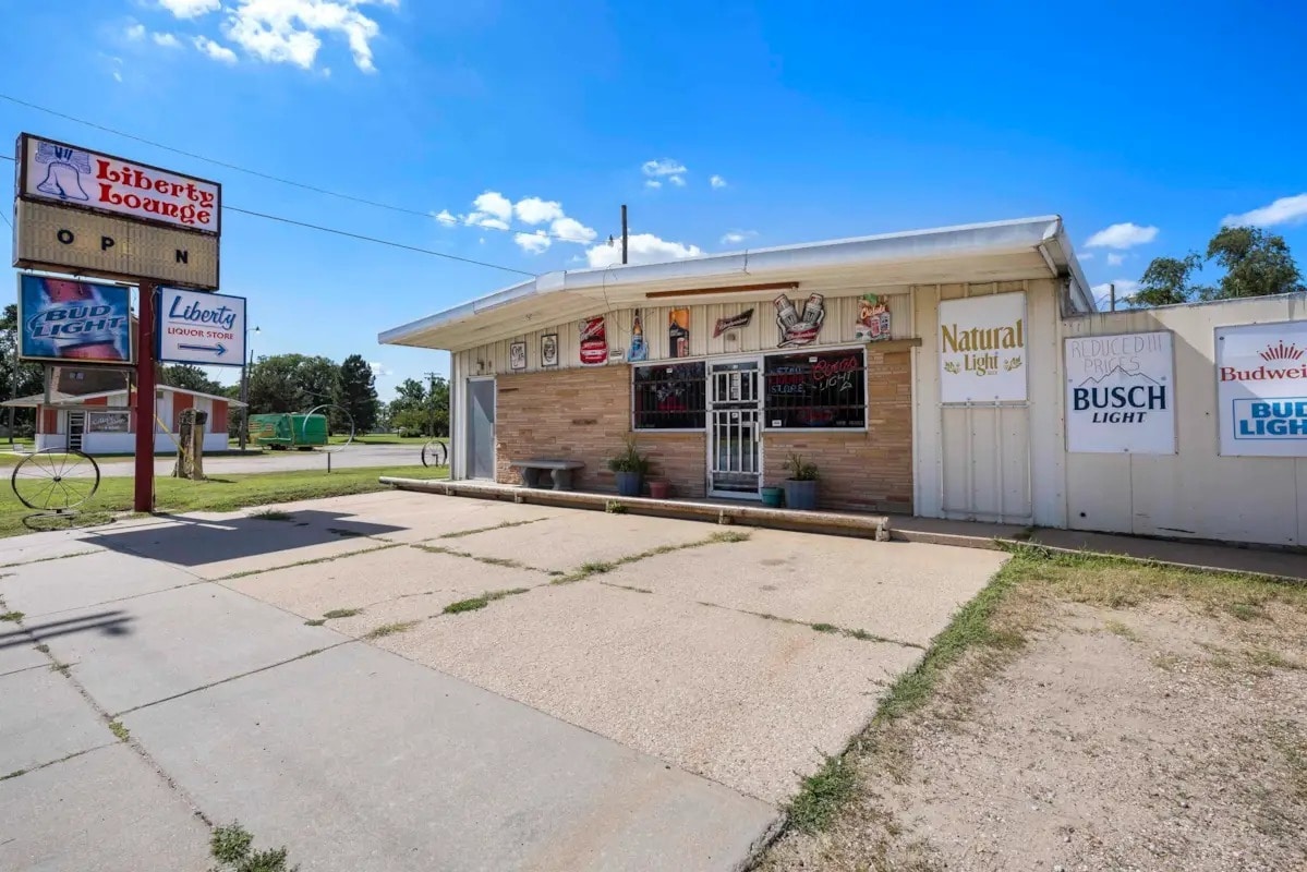 2106 E 4th Ave, Hutchinson, KS for Sale