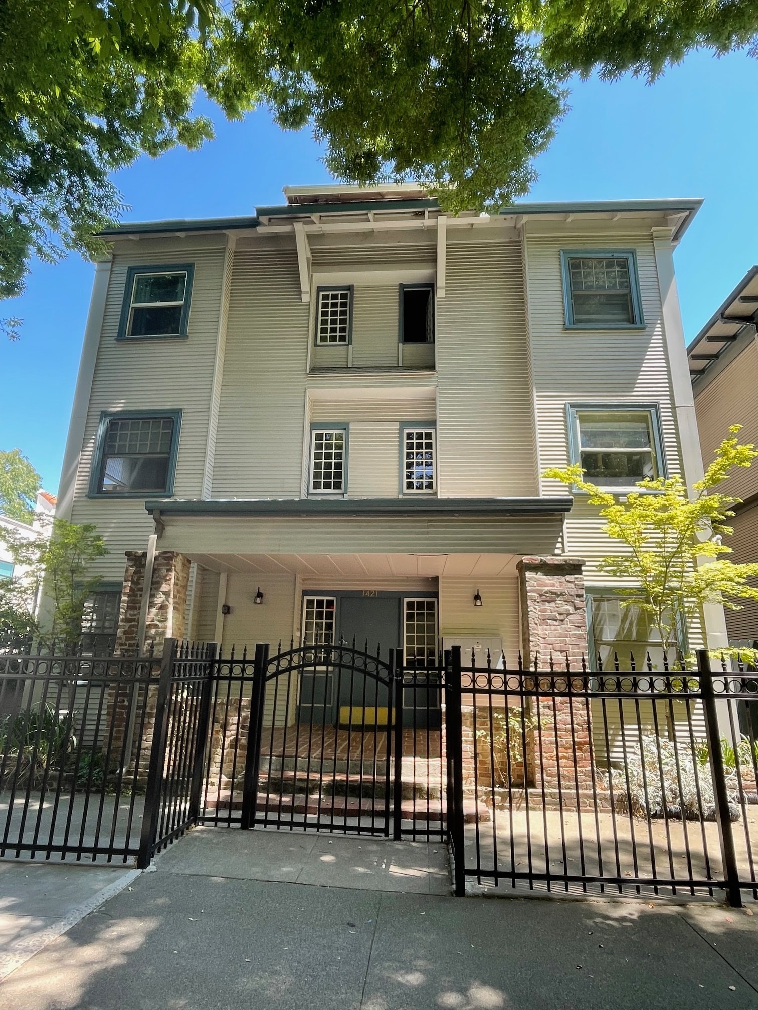1421 G St, Sacramento, CA for Sale