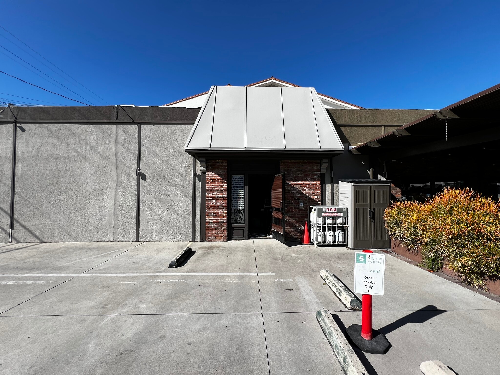 3900 W Riverside Dr, Burbank, CA for Rent