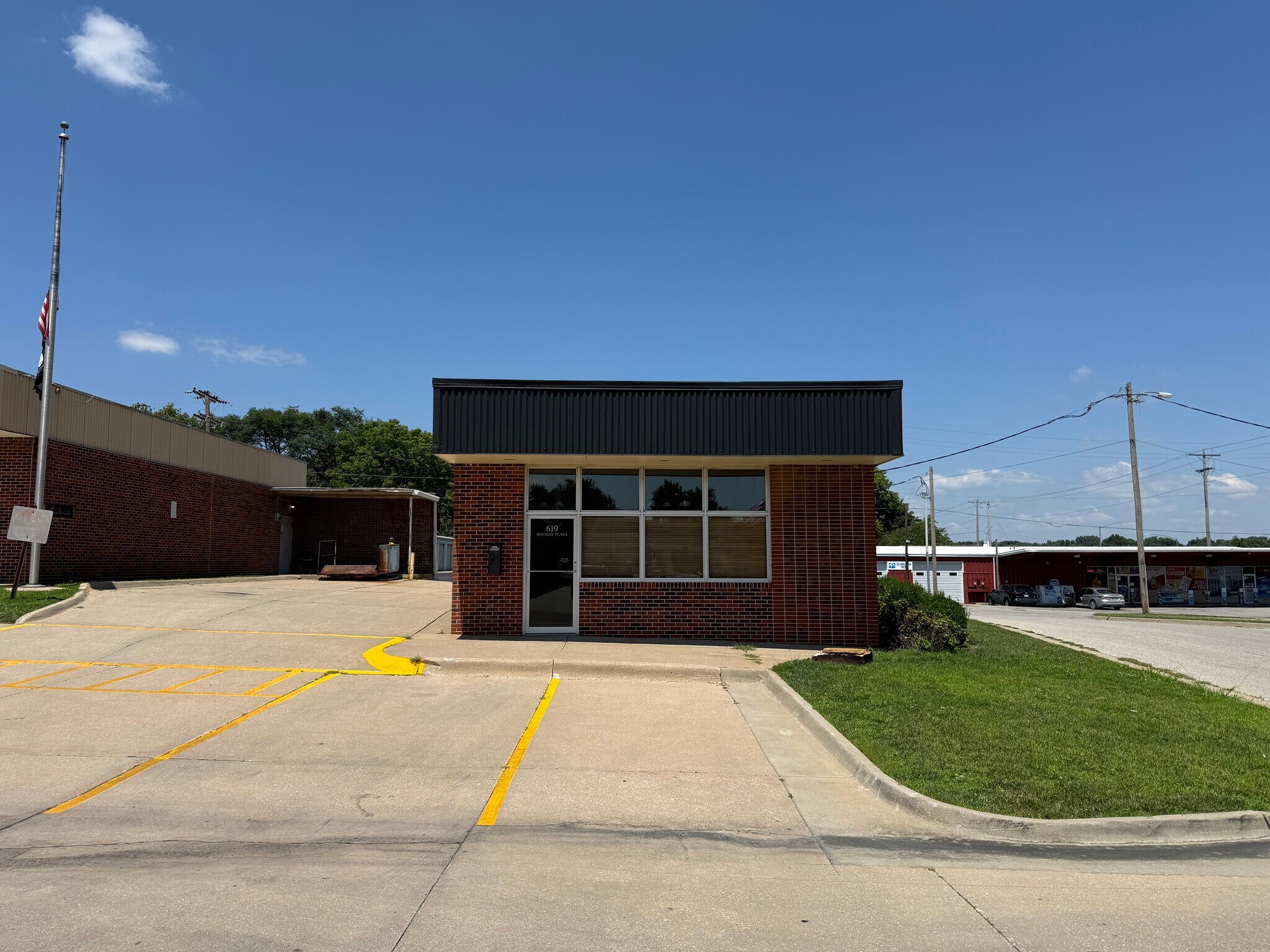 619 Holiday Plz, Lansing, KS for Rent