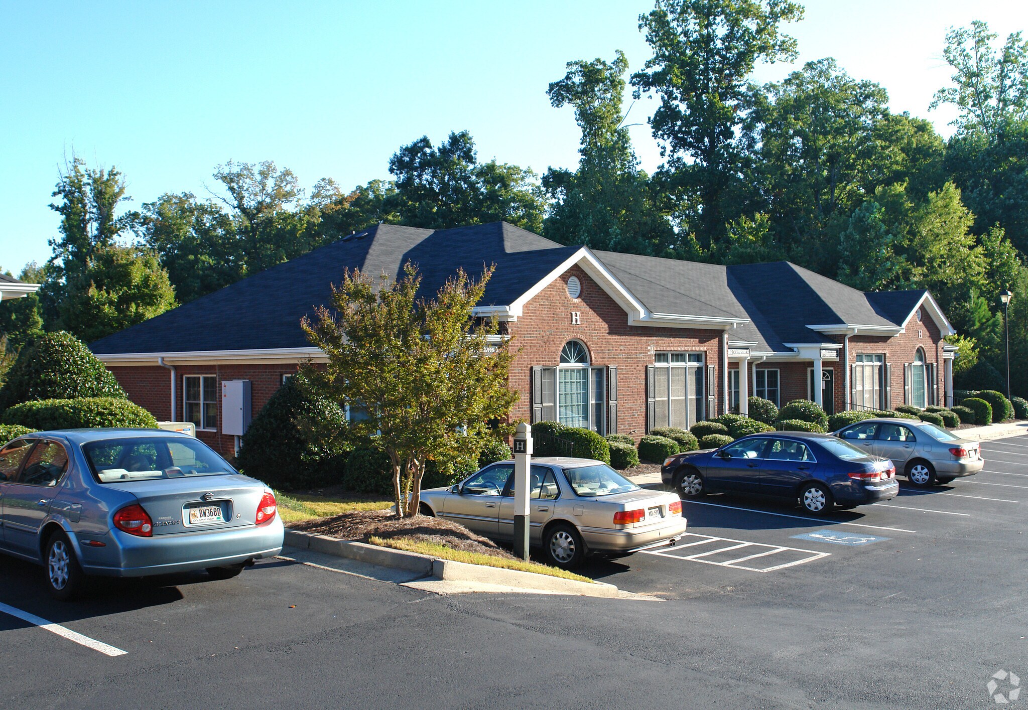 555 Sun Valley Dr, Roswell, GA for Rent