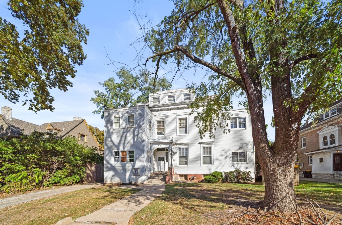 3933 Warwick Blvd, Kansas City, MO for Sale