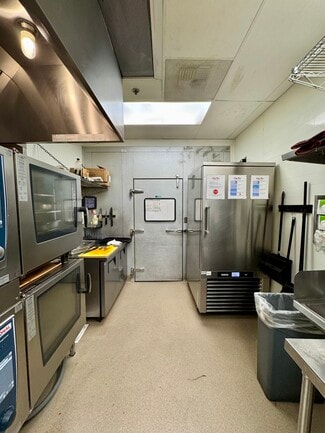 Thousand Oaks, CA Retail - 595 N Moorpark Rd