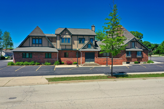 825 Village Quarter Rd, West Dundee, IL for Sale