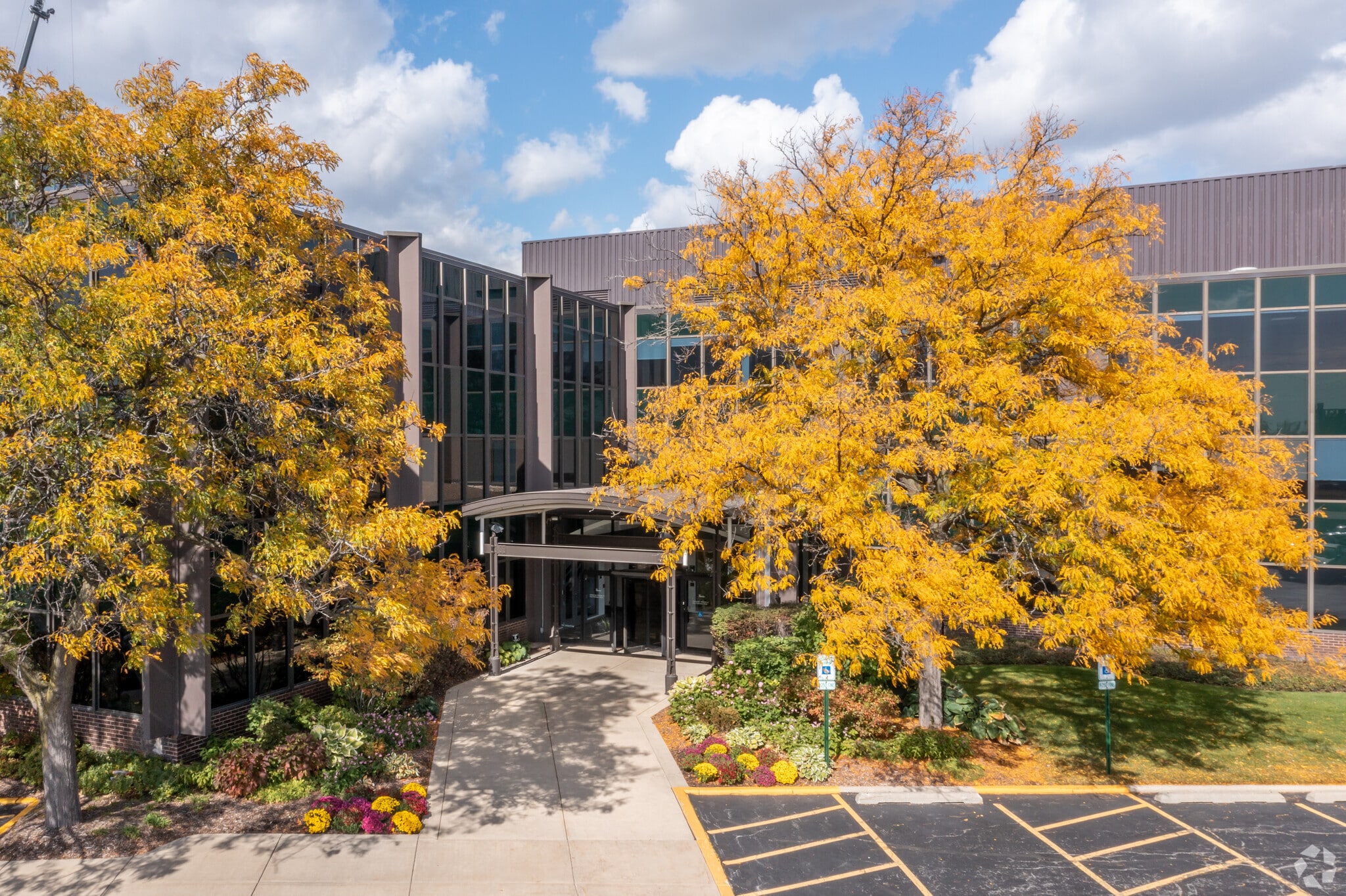 903 Commerce Dr, Oak Brook, IL for Rent