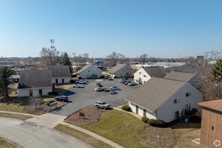 Bloomington, IL Apartments - 717 Fairmont Dr