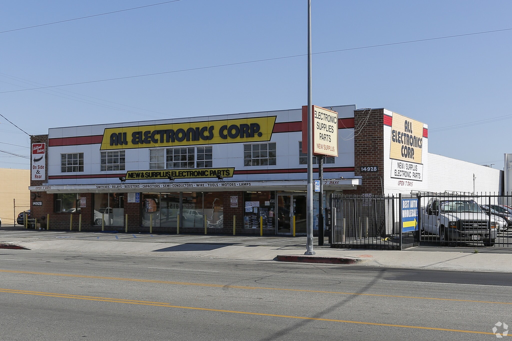 14928 Oxnard St Van Nuys, CA 91411 Industrial Property for Lease on