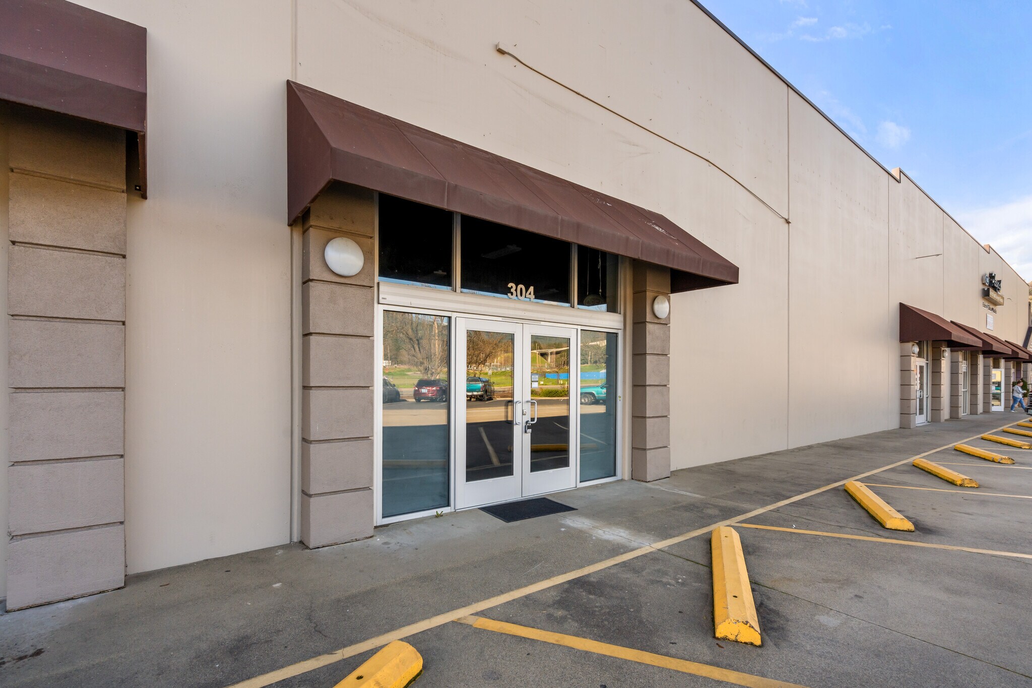 304-350 NE Agness Ave, Grants Pass, OR for Rent