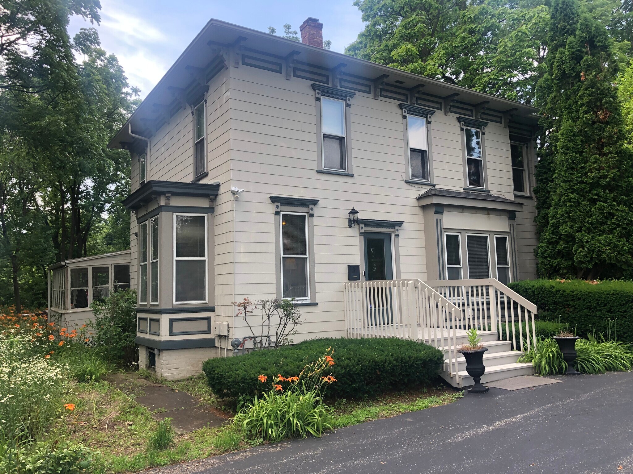 137 W Park Ave, Libertyville, IL for Rent