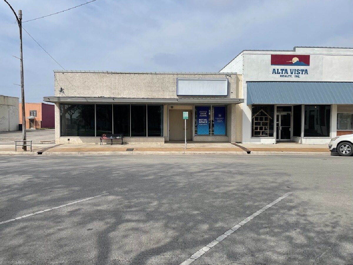 115-117 N West St, Uvalde, TX for Rent