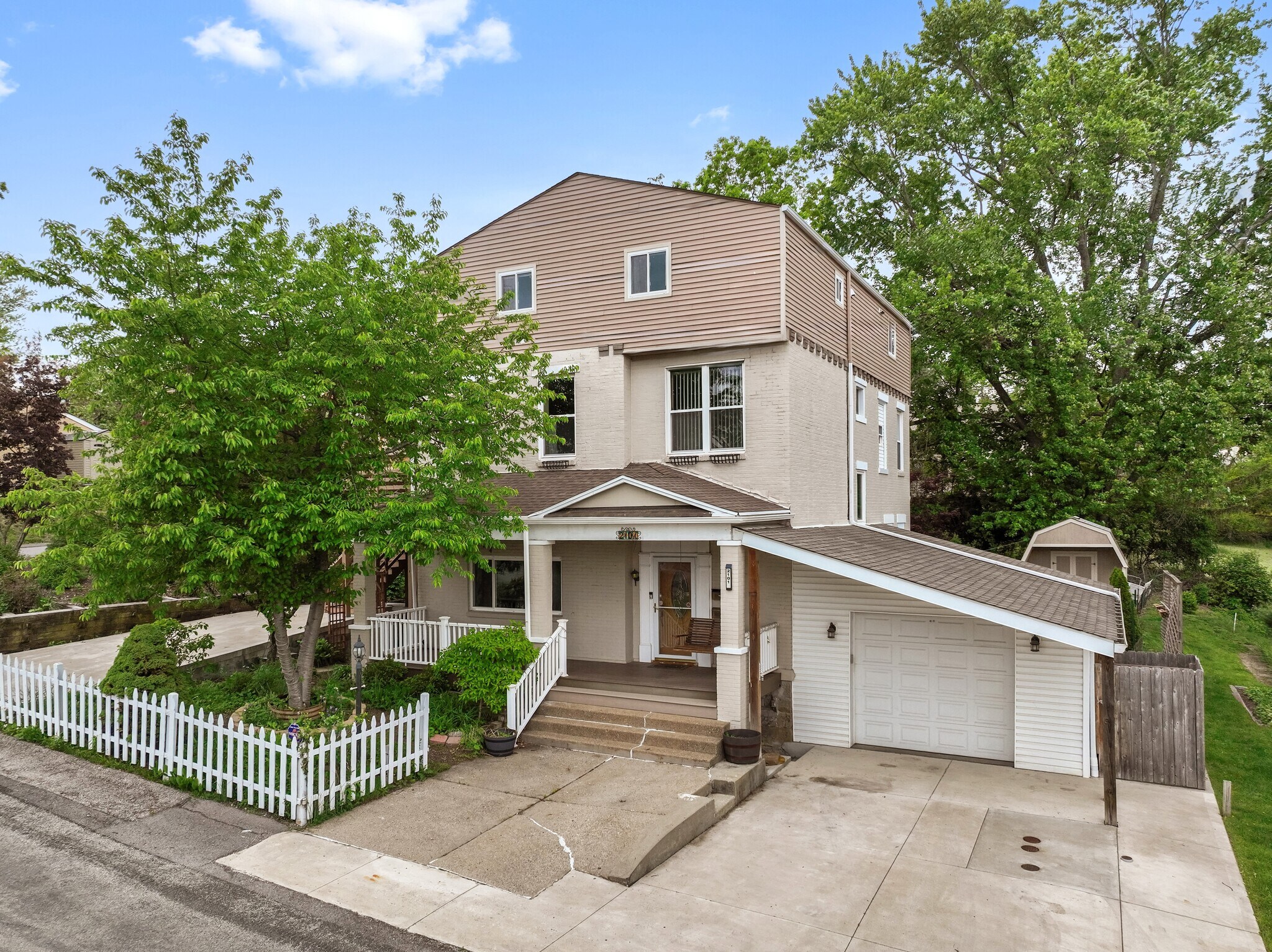 2101 Lonsdale St, Pittsburgh, PA for Sale