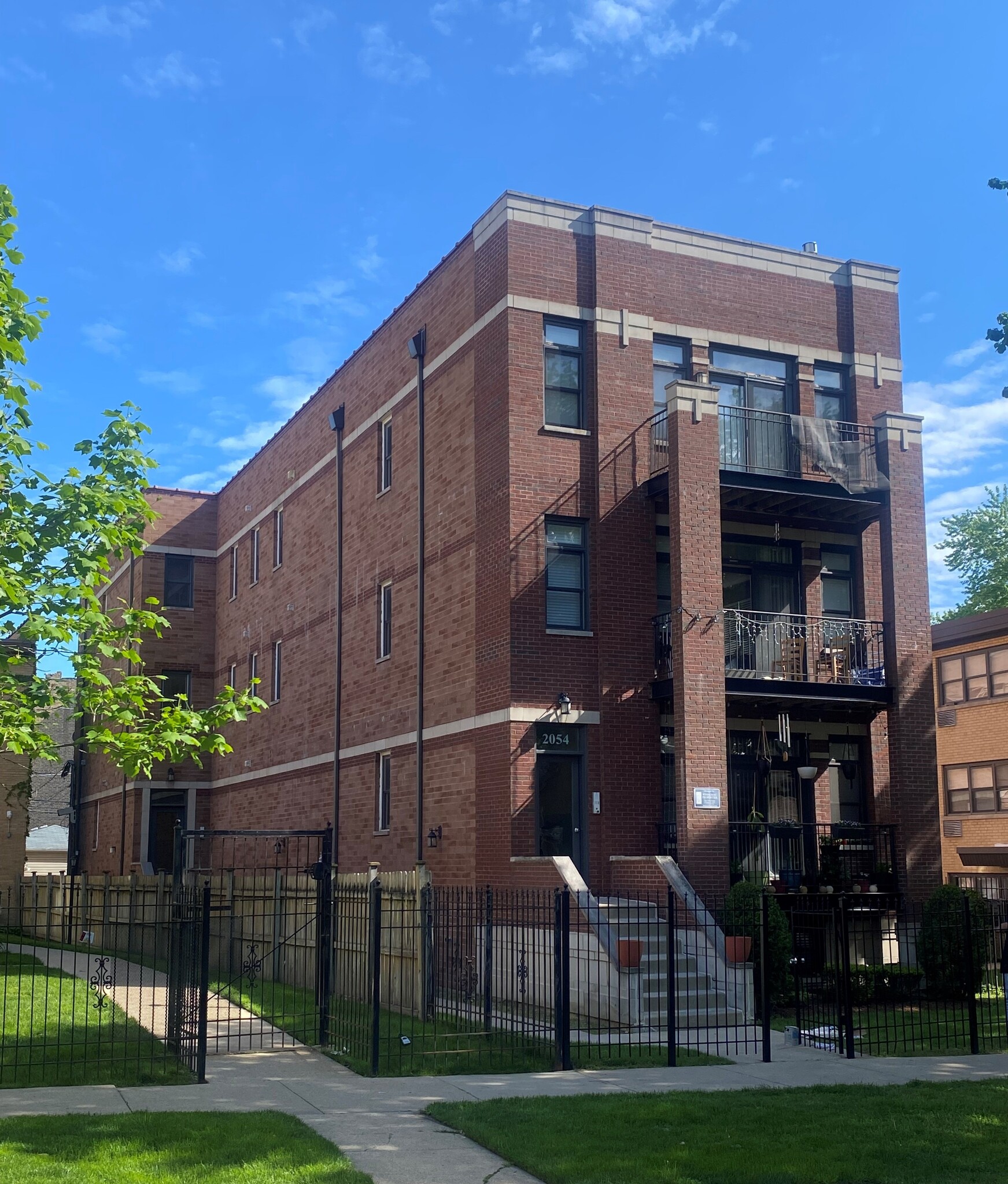 2054 W Chase Ave, Chicago, IL for Sale