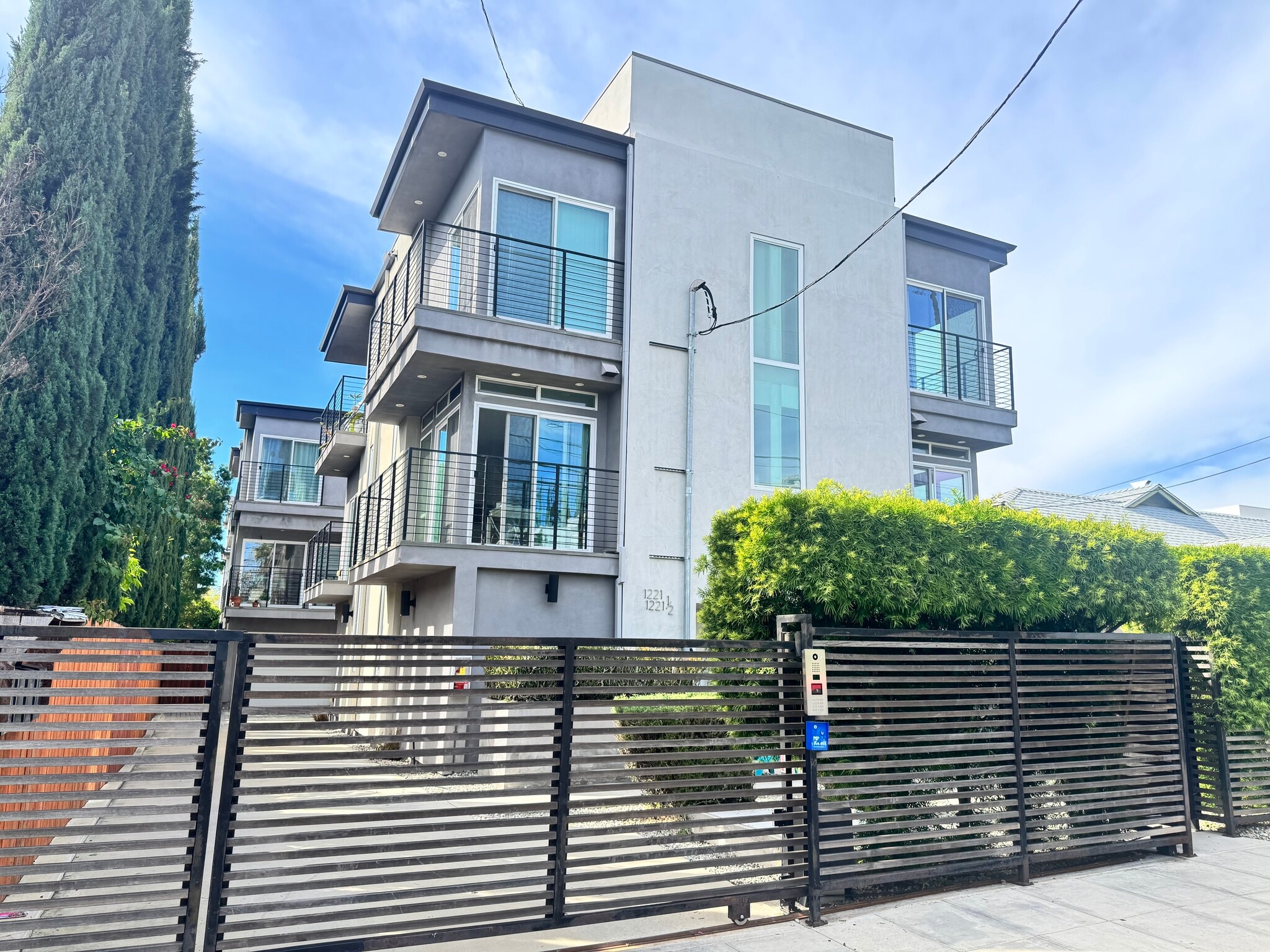 1221-1223 1/2 N Kenmore Ave, Los Angeles, CA for Sale