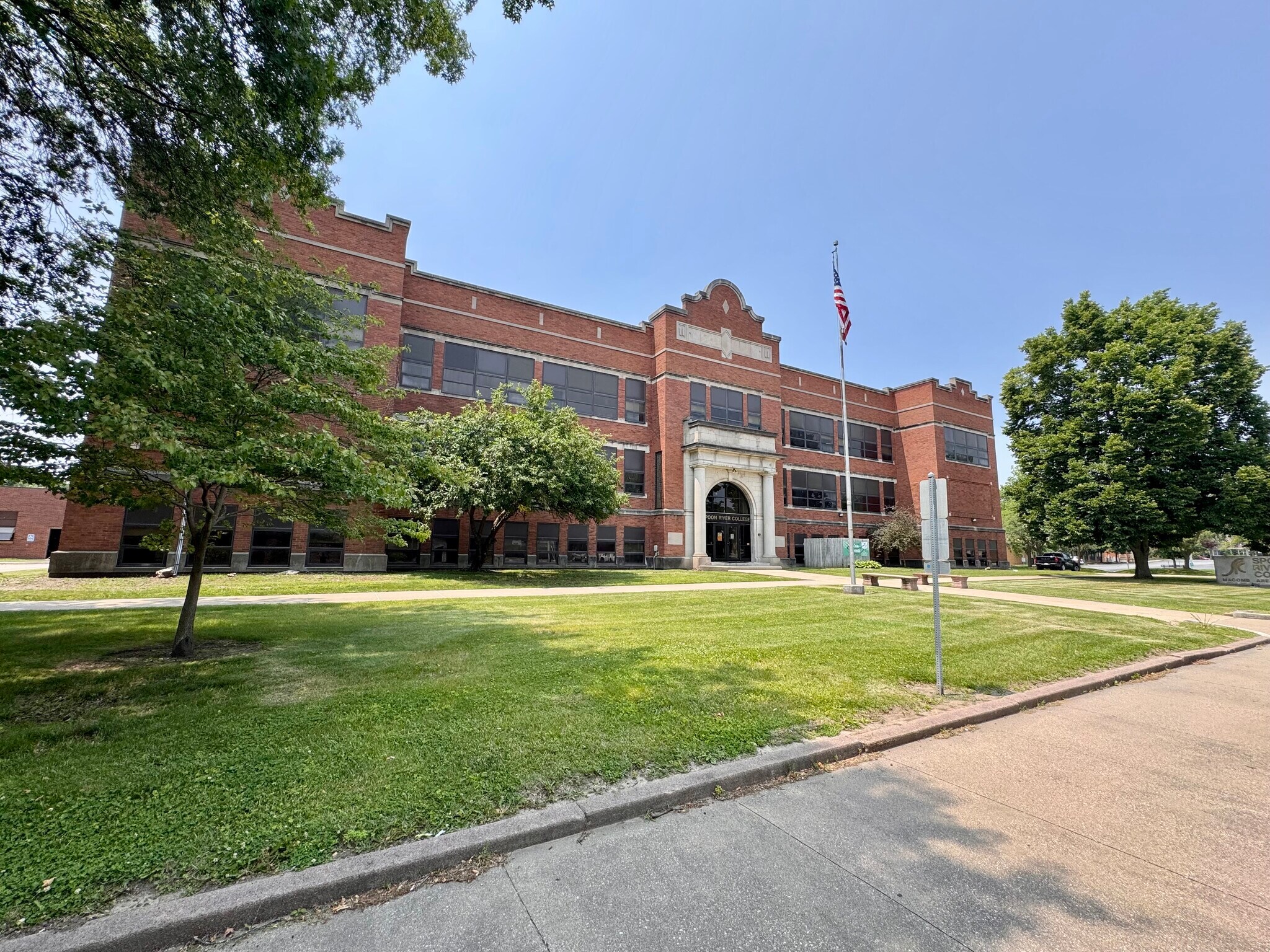 208 S Johnson St, Macomb, IL for Sale