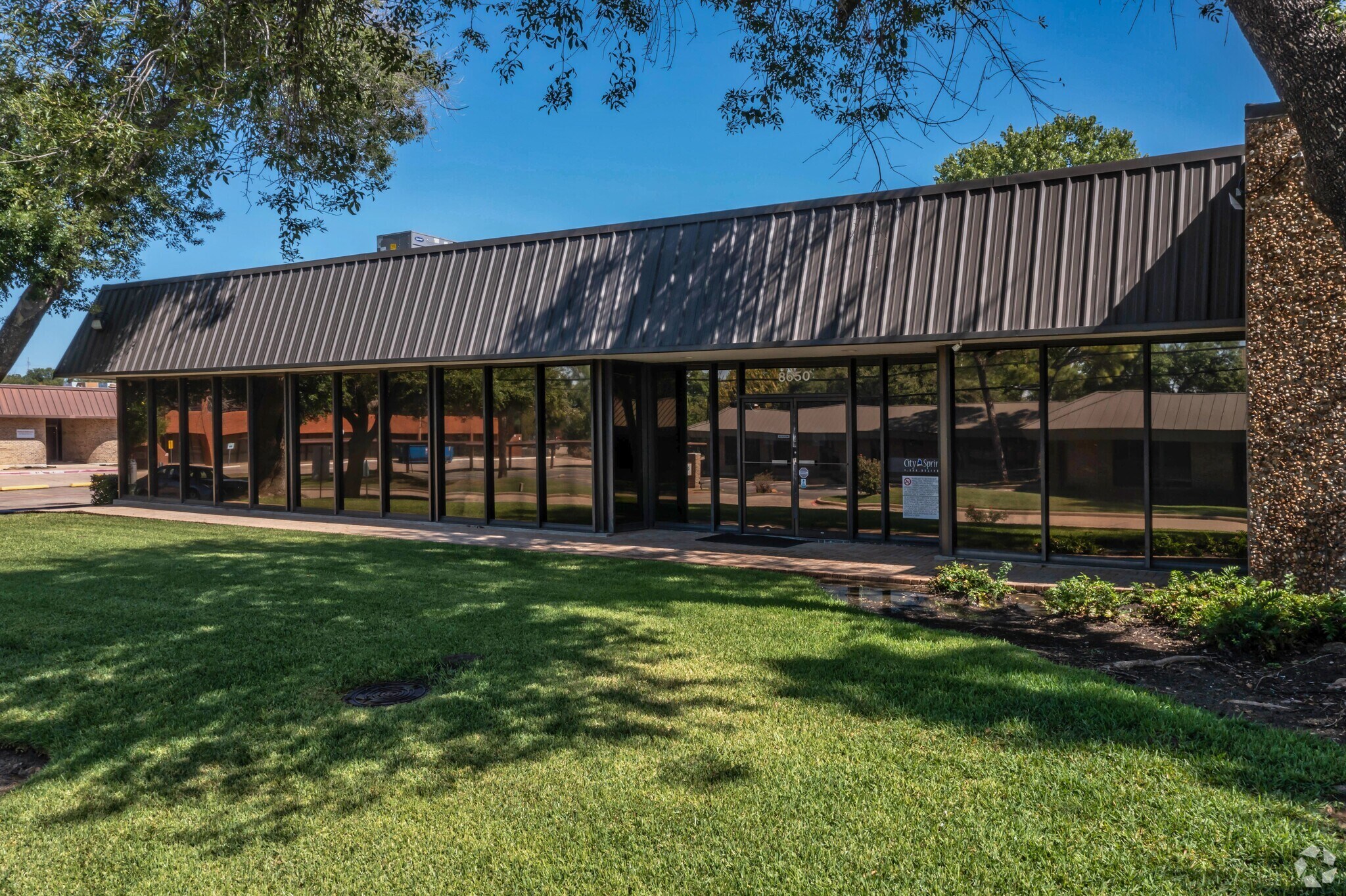 8650 King George Dr, Dallas, TX for Sale