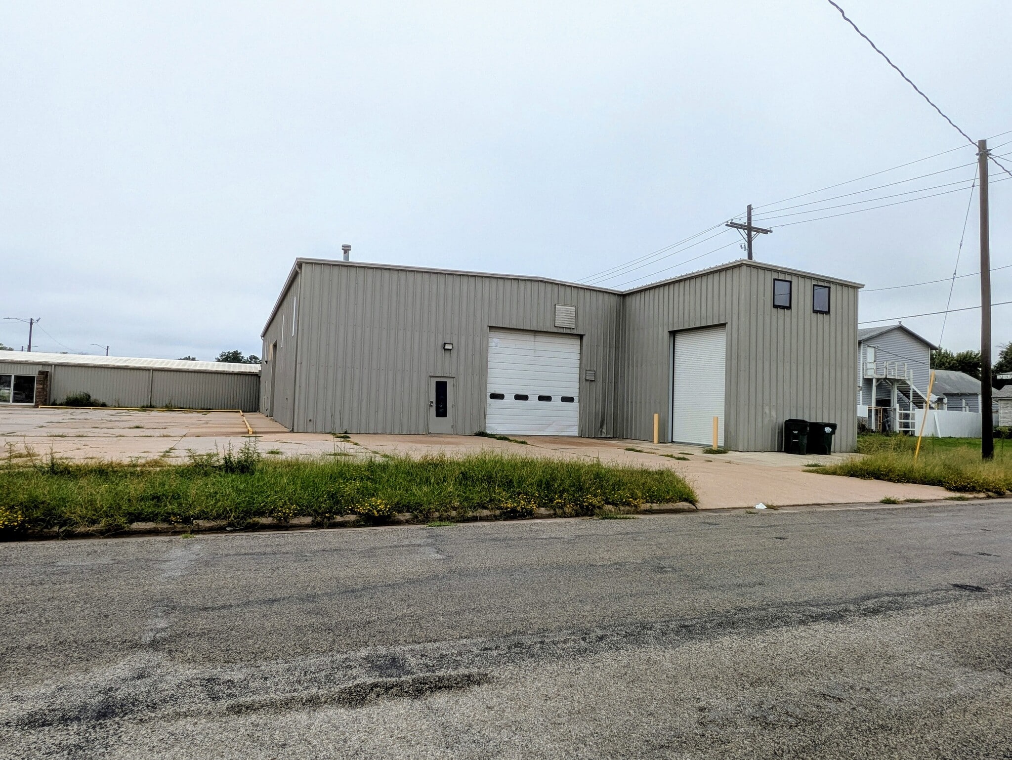 924 E 4th Ave, Hutchinson, KS for Rent