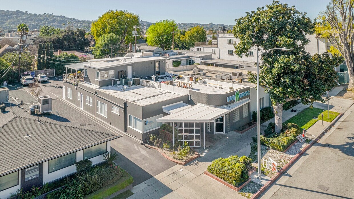 10730 Riverside Dr, Toluca Lake, CA for Sale
