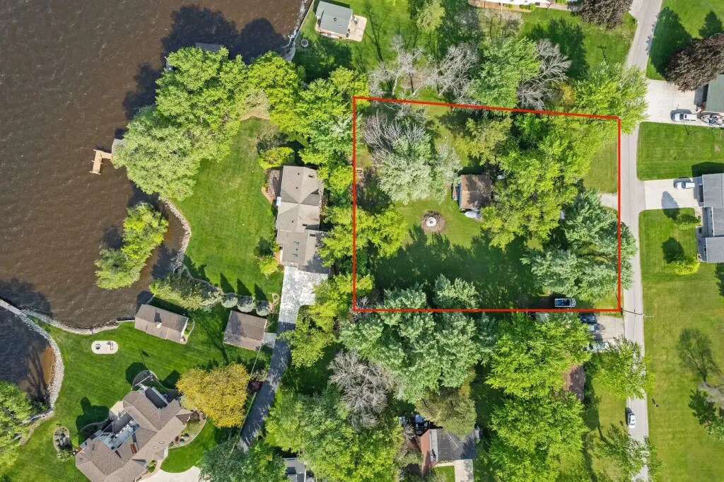 2742 Shorehaven Ln, Oshkosh, WI for Sale