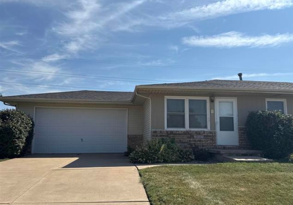 2843 High Point Dr, Davenport, IA for Rent