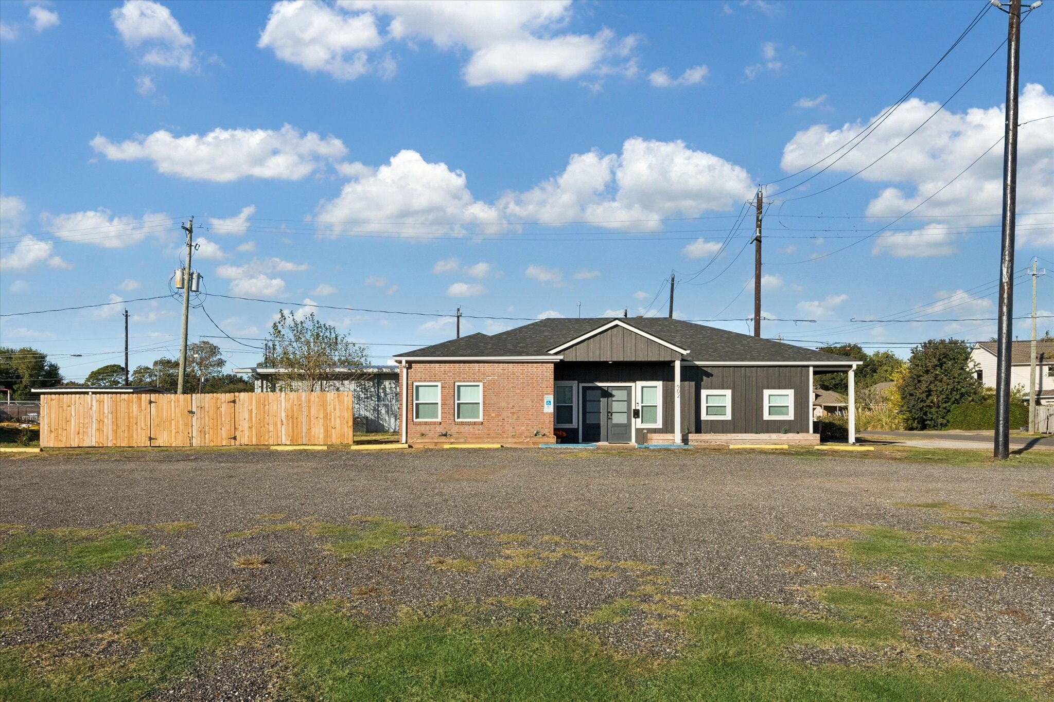 902 S Broadway St, La Porte, TX for Sale