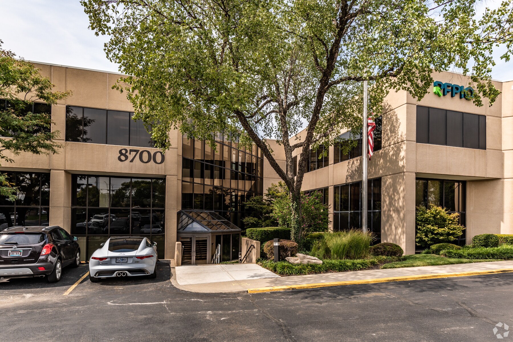 8700 State Line Rd, Leawood, KS for Rent