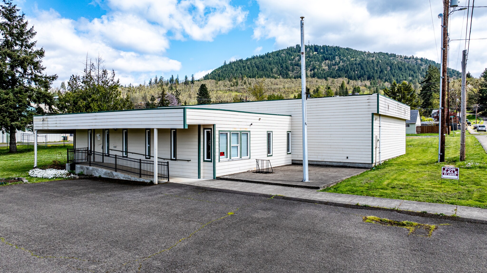 107 E 3rd St, Lowell, OR for Sale