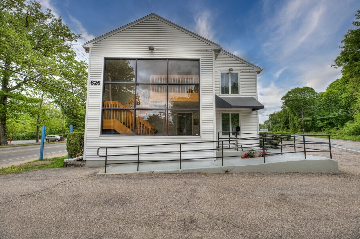 626 Toll Gate Rd, Warwick, RI for Rent