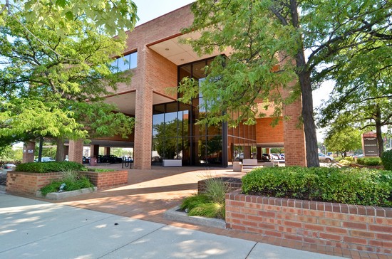 8831-8833 Gross Point Rd, Skokie, IL for Rent