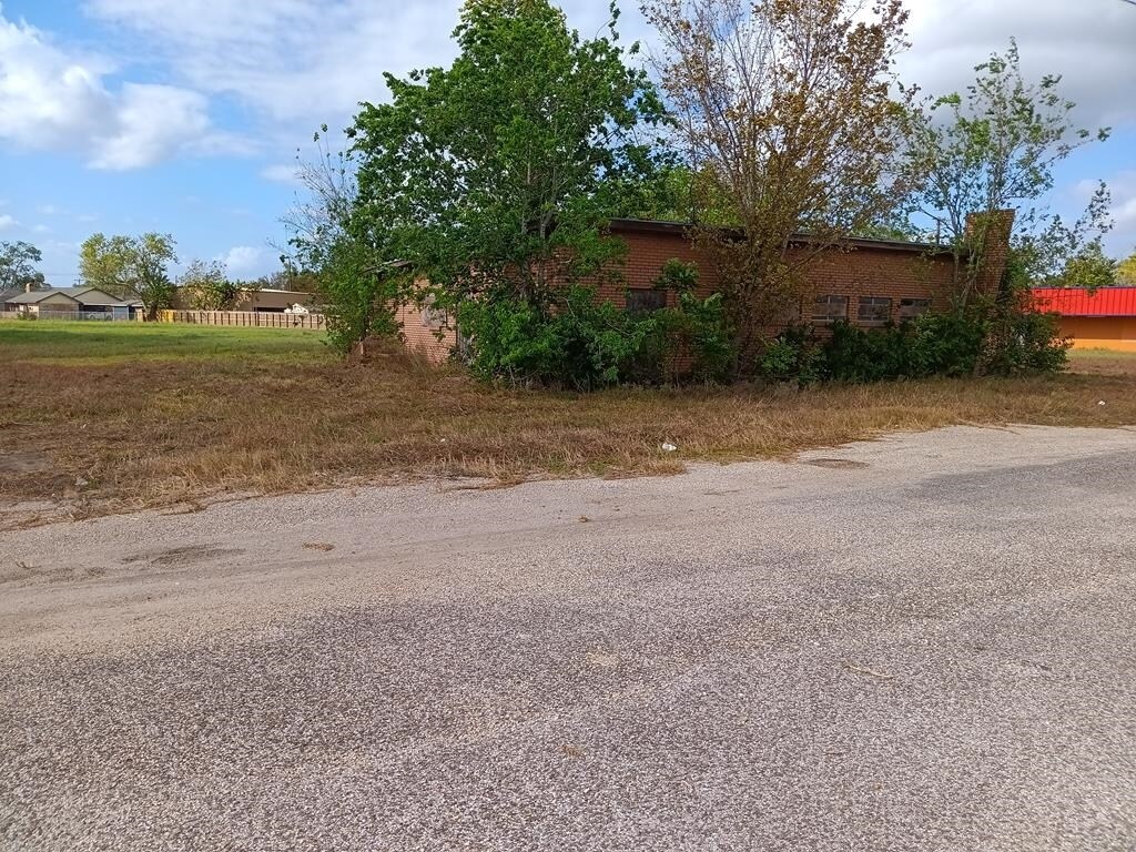 1321 E Mulberry St, Angleton, TX for Sale