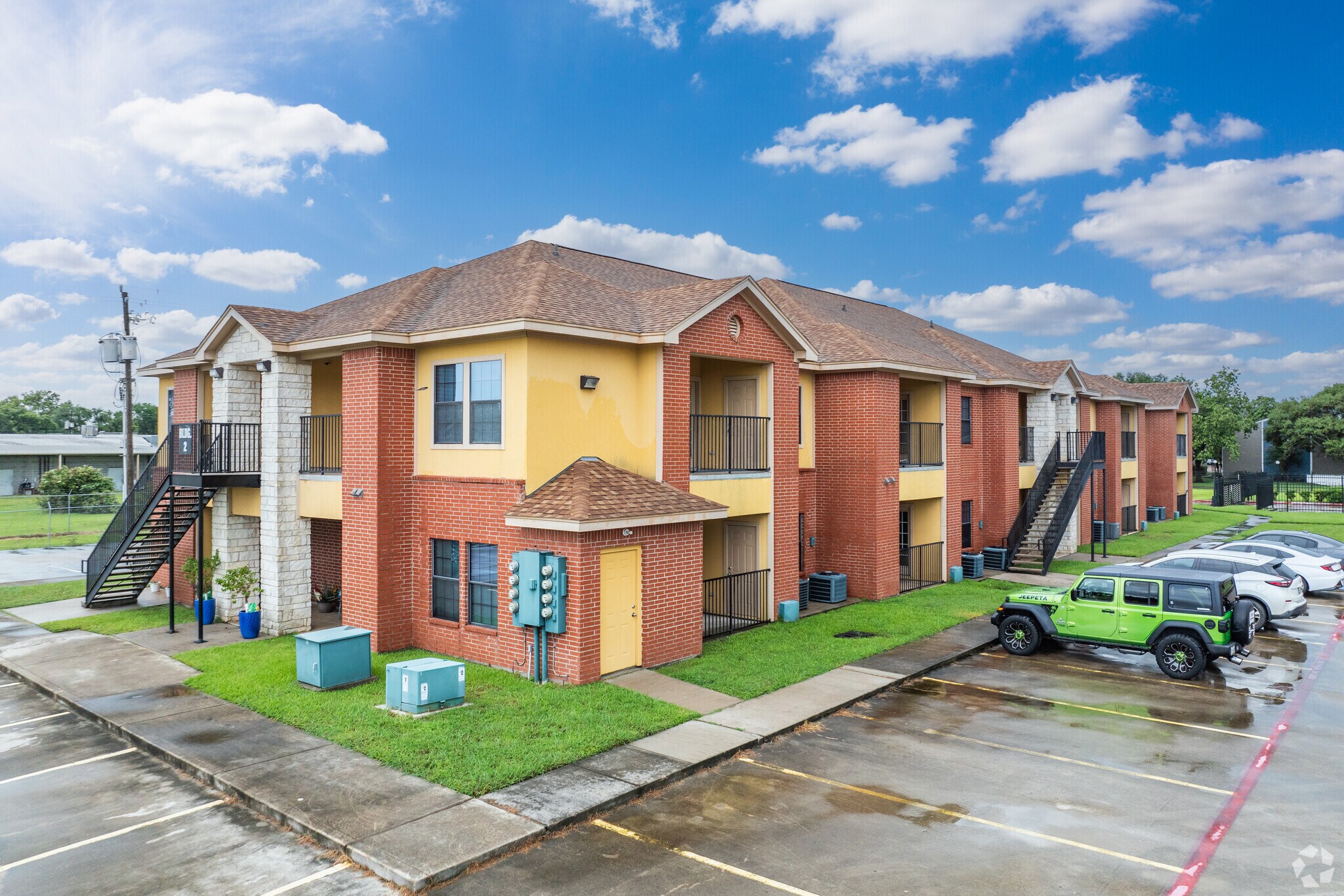 107 Oak Park Dr, Clute, TX for Sale