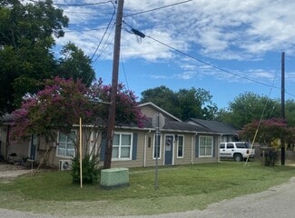 Floresville, TX Apartments - 1520 D St