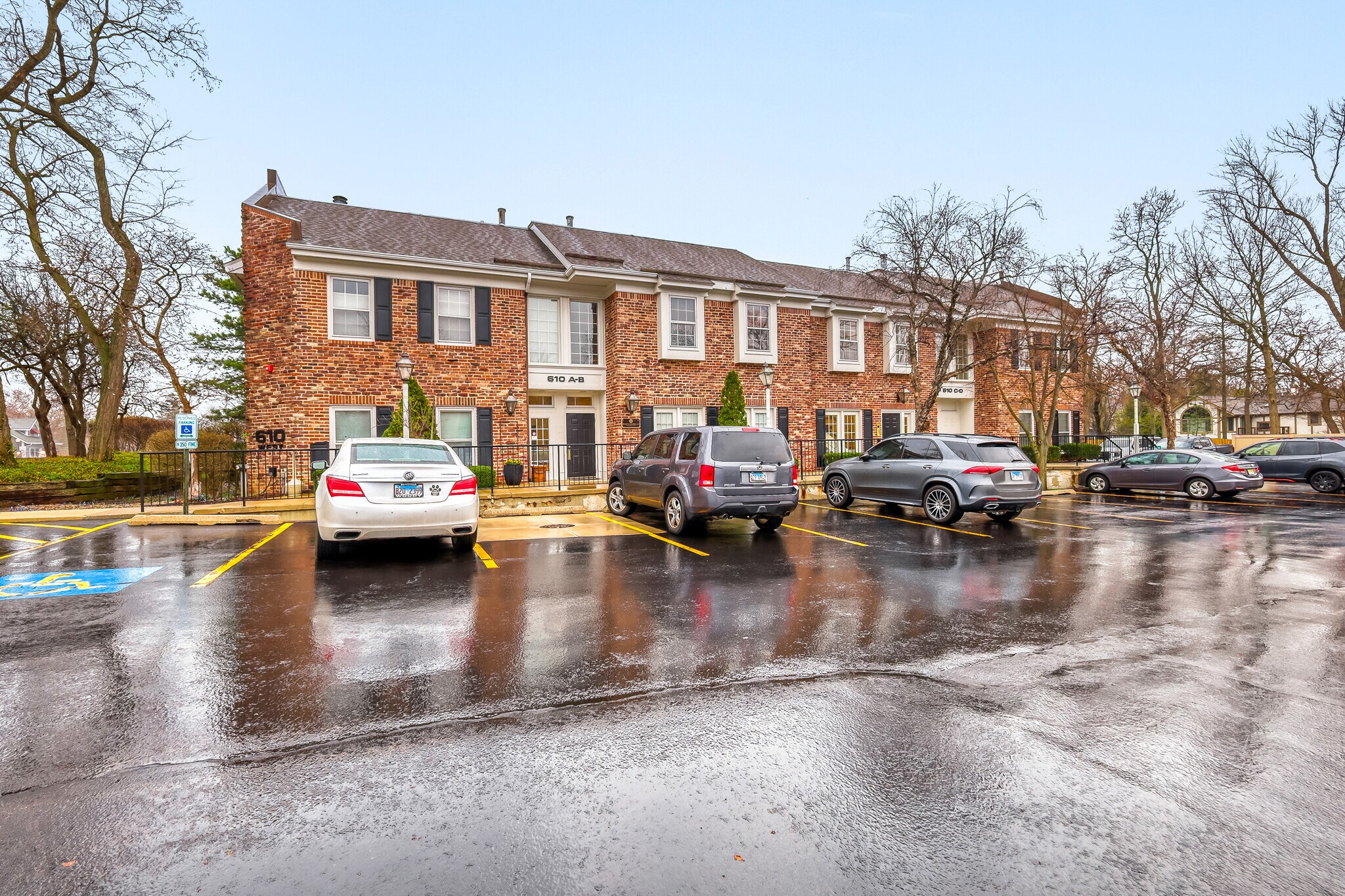 610 W Roosevelt Rd, Wheaton, IL for Rent