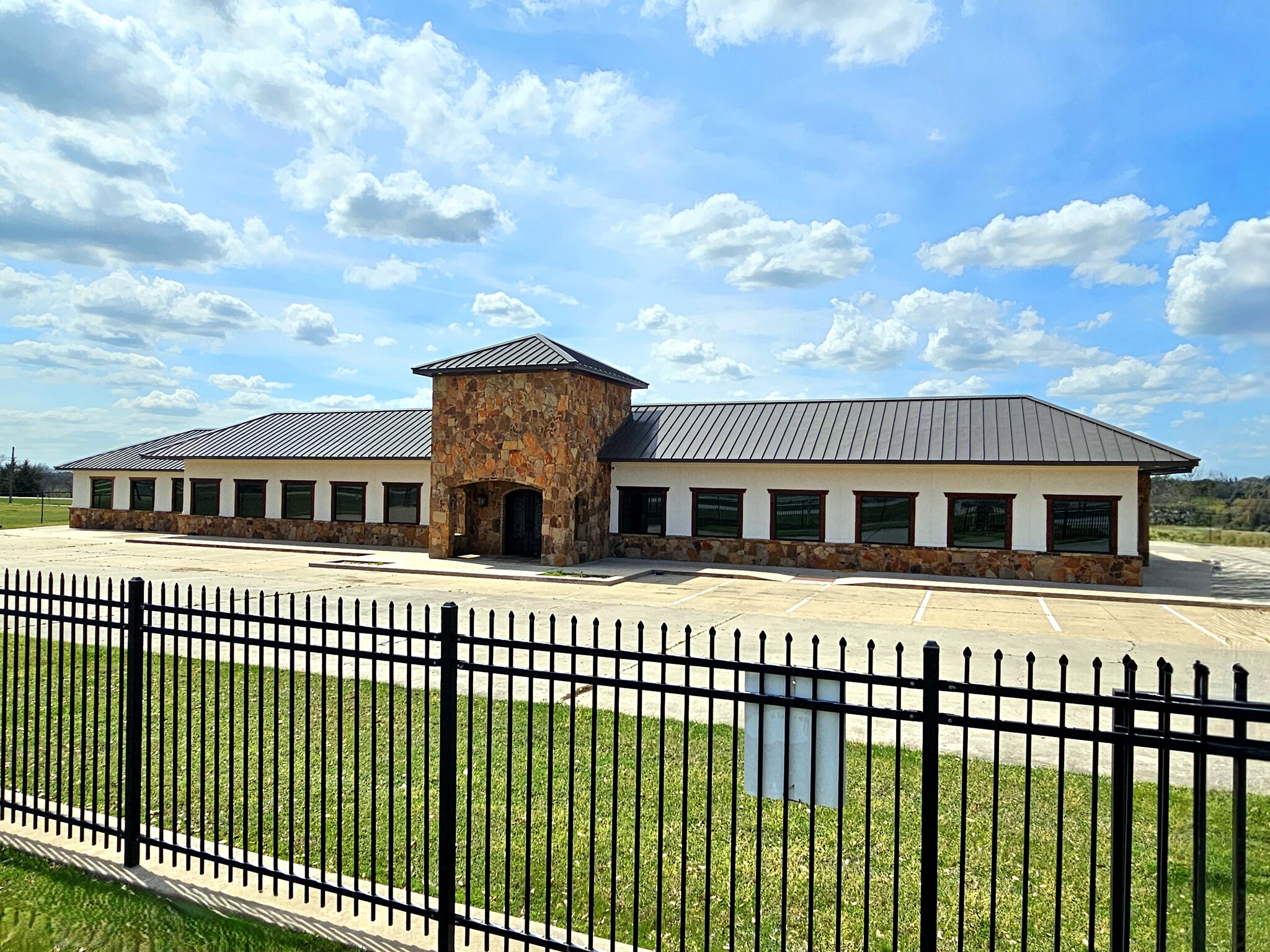 807 N Frontage Rd, Valley View, TX for Rent