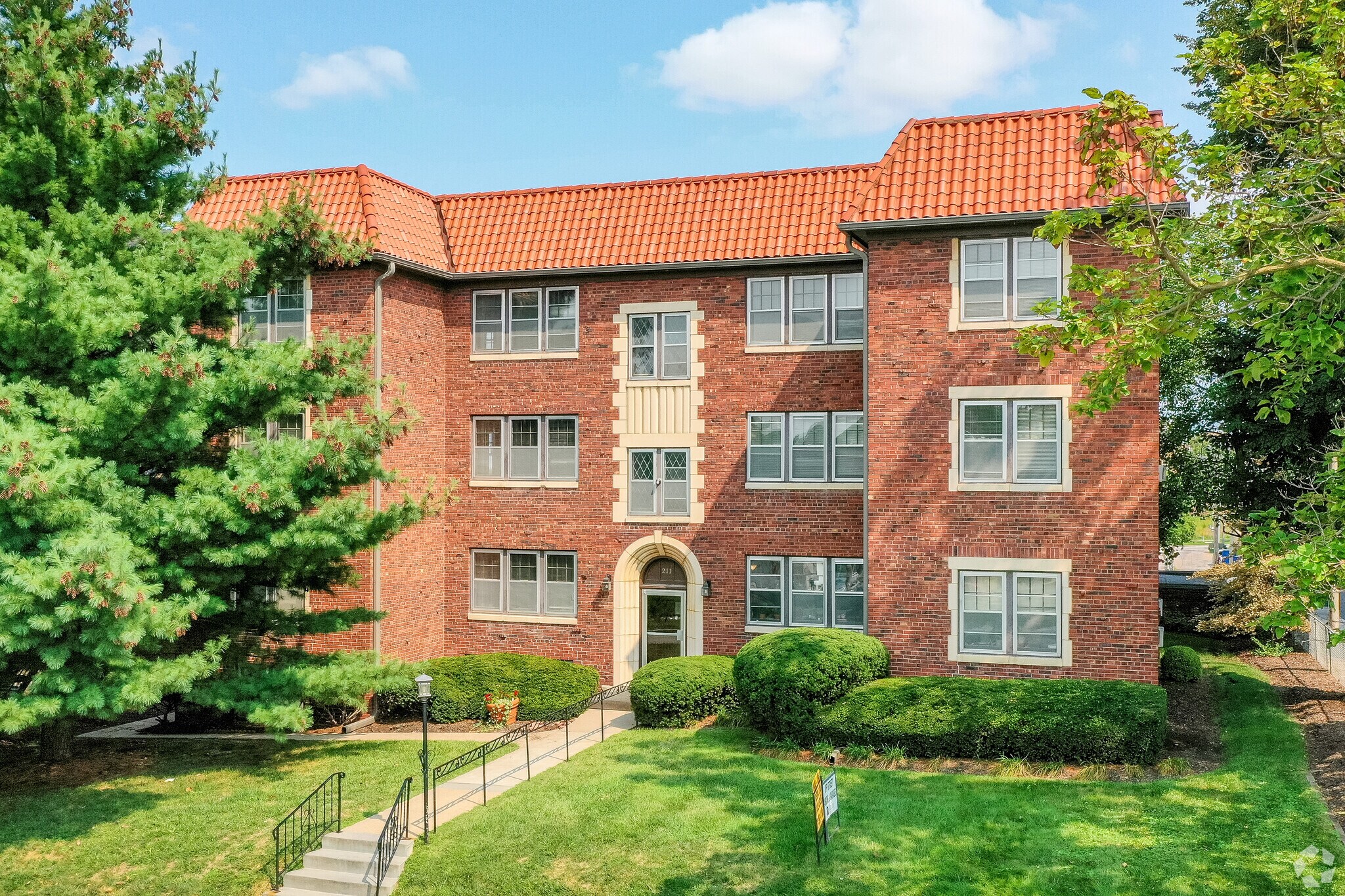 211 S 37th St, Omaha, NE for Sale