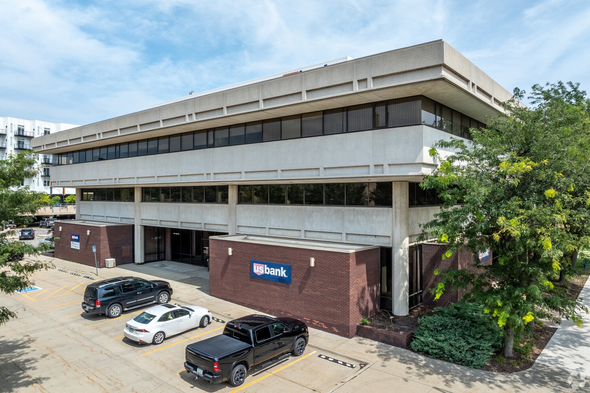 425 Cedar St, Waterloo, IA for Sale