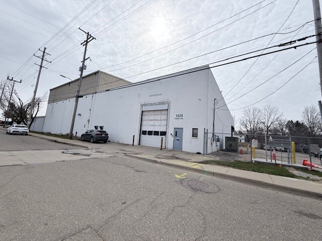 1828 Palmer Ave, Kalamazoo, MI for Sale