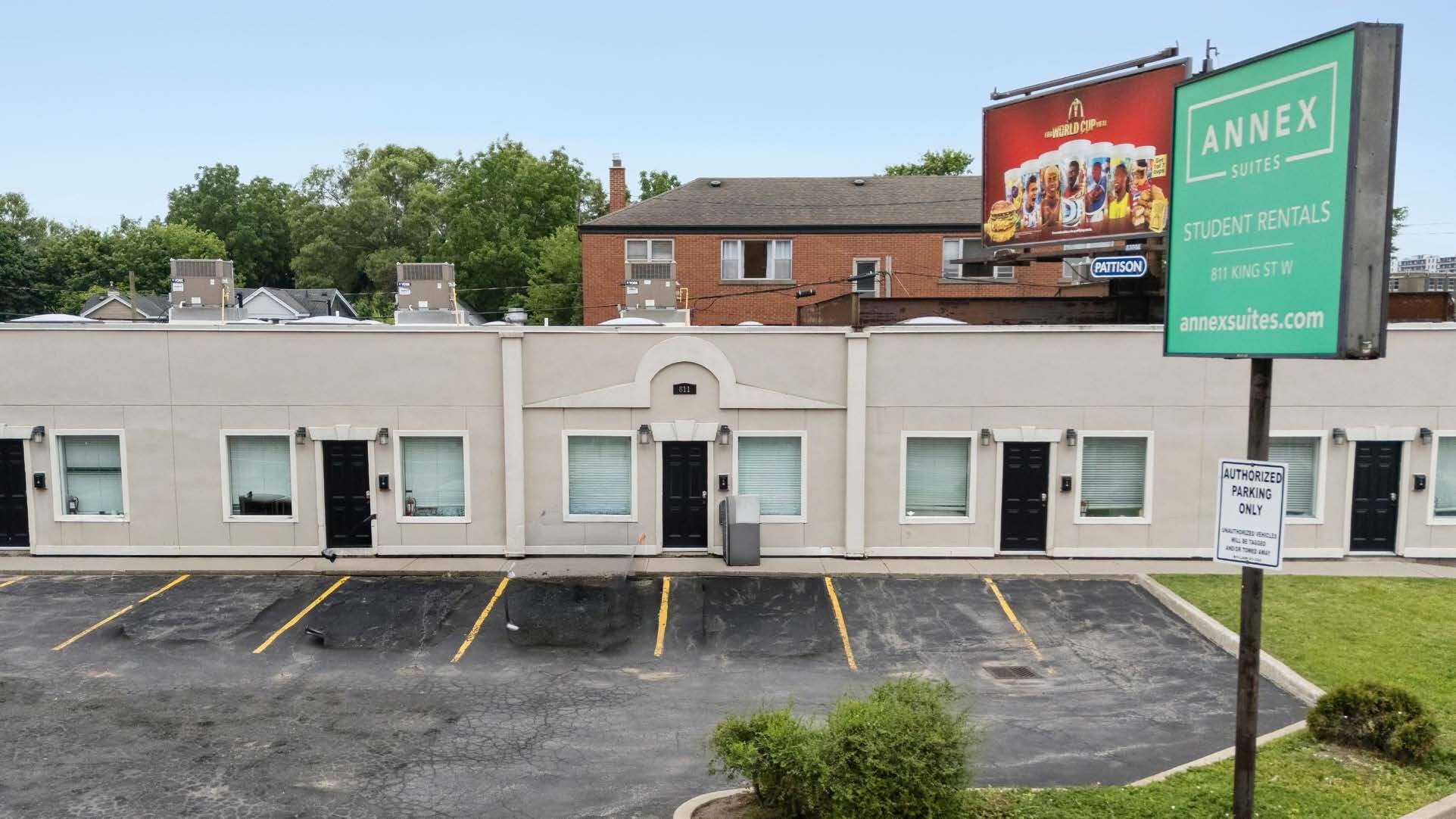 811 King St W, Hamilton, ON for Sale
