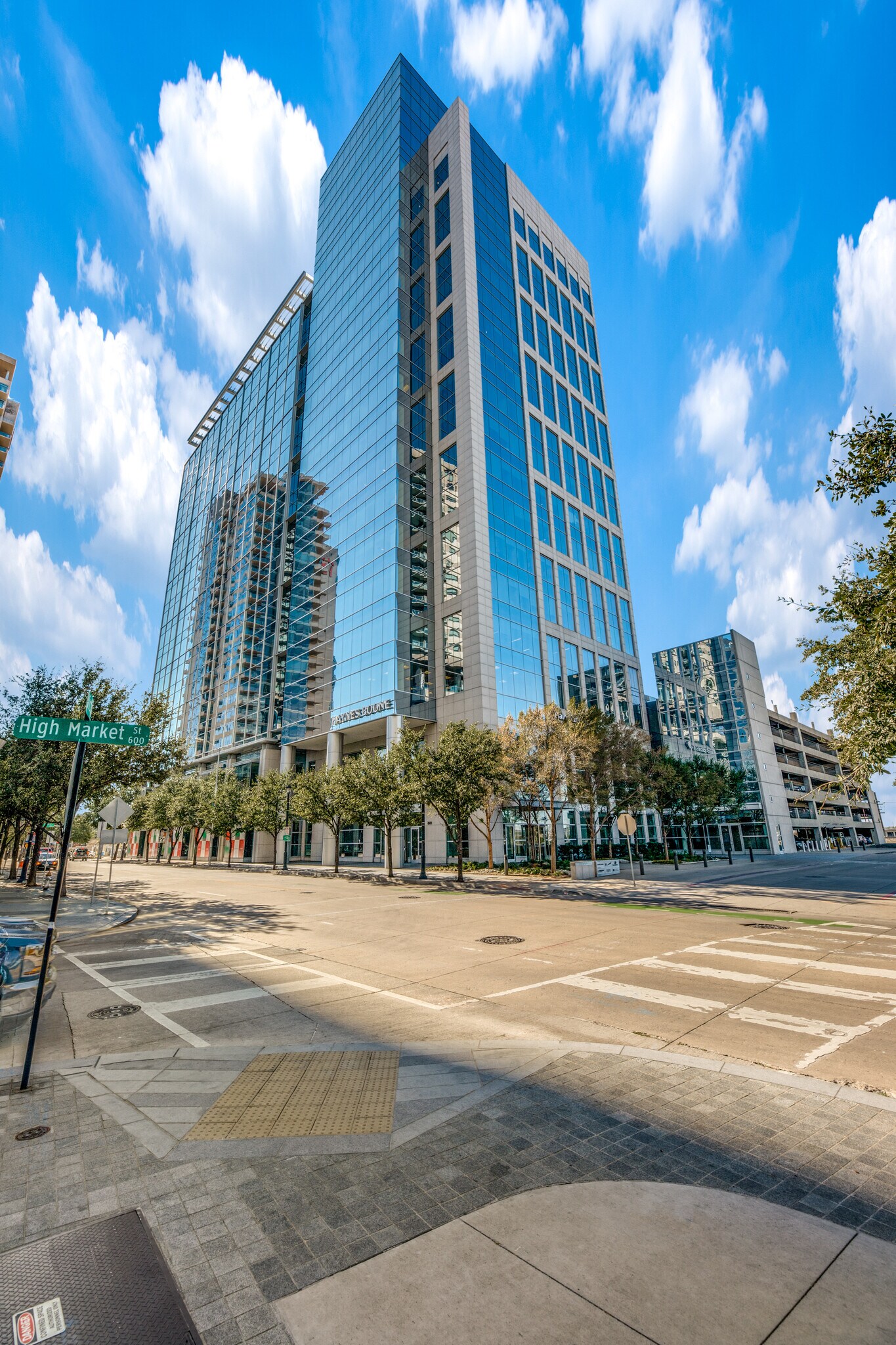 2323 Victory Ave, Dallas, TX for Rent