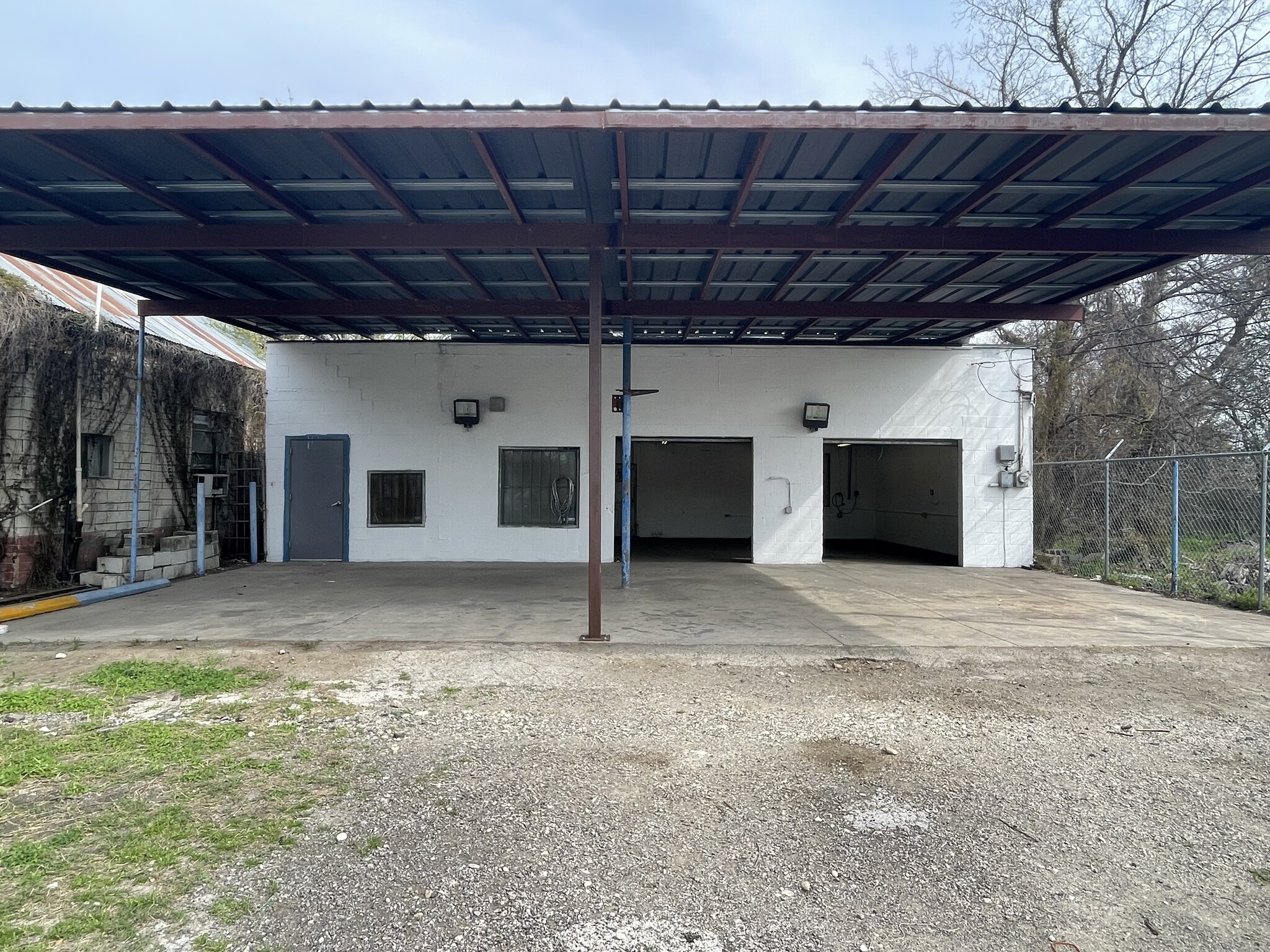 2210 S Flores St, San Antonio, TX for Sale