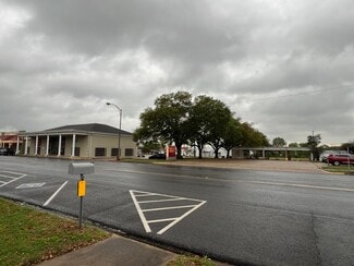 Navasota, TX Bank - 305 E Washington Ave