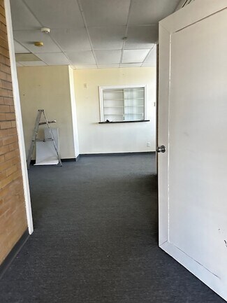 Chatham, ON Storefront Retail/Office - 596 Mcnaughton Av W