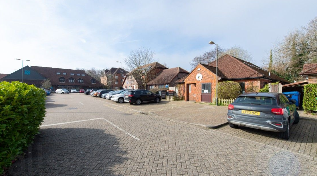 5 Maidenbower Sq, Crawley, WSX for Sale