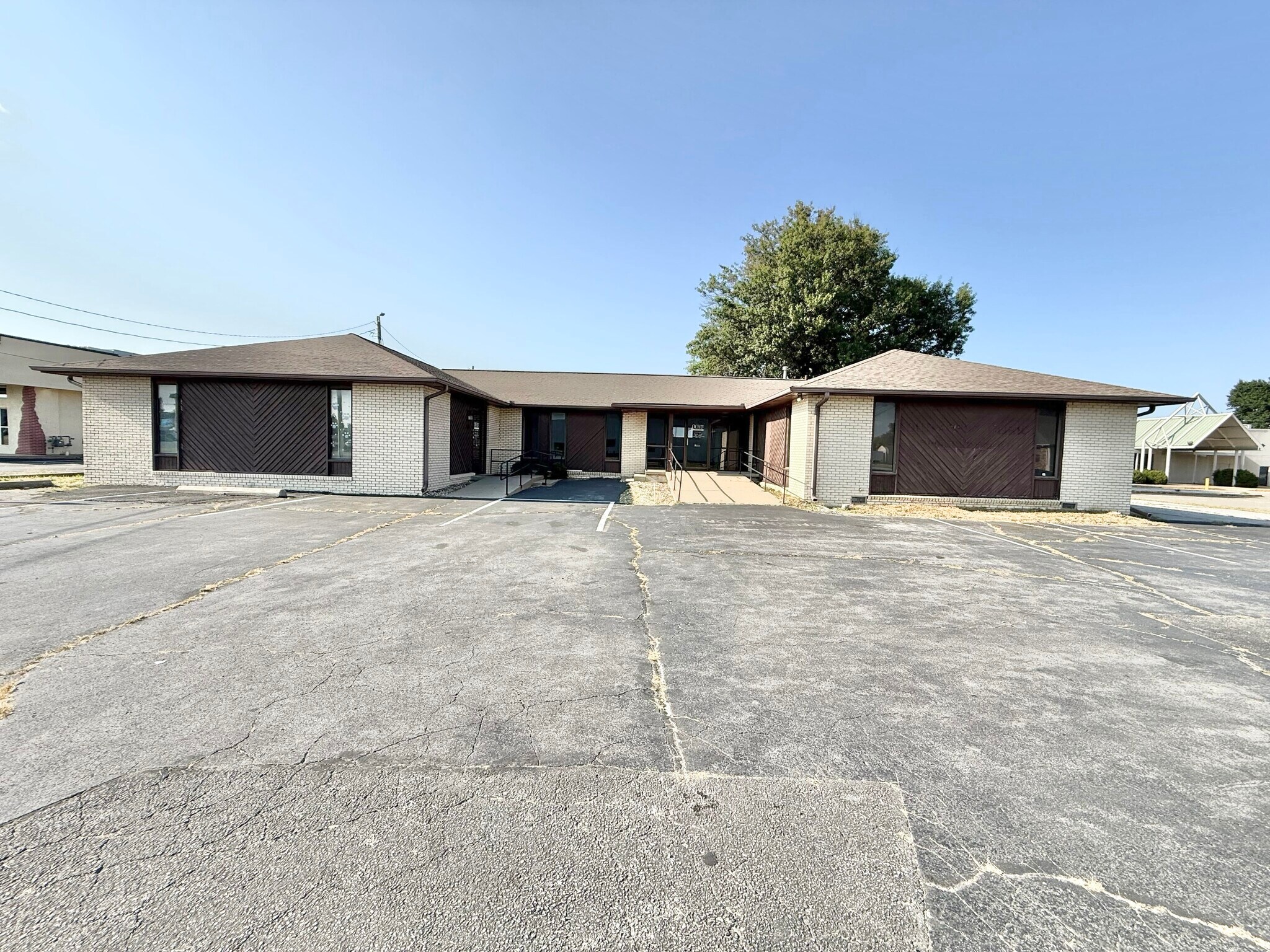 327 E Airport Dr, Carthage, MO for Sale