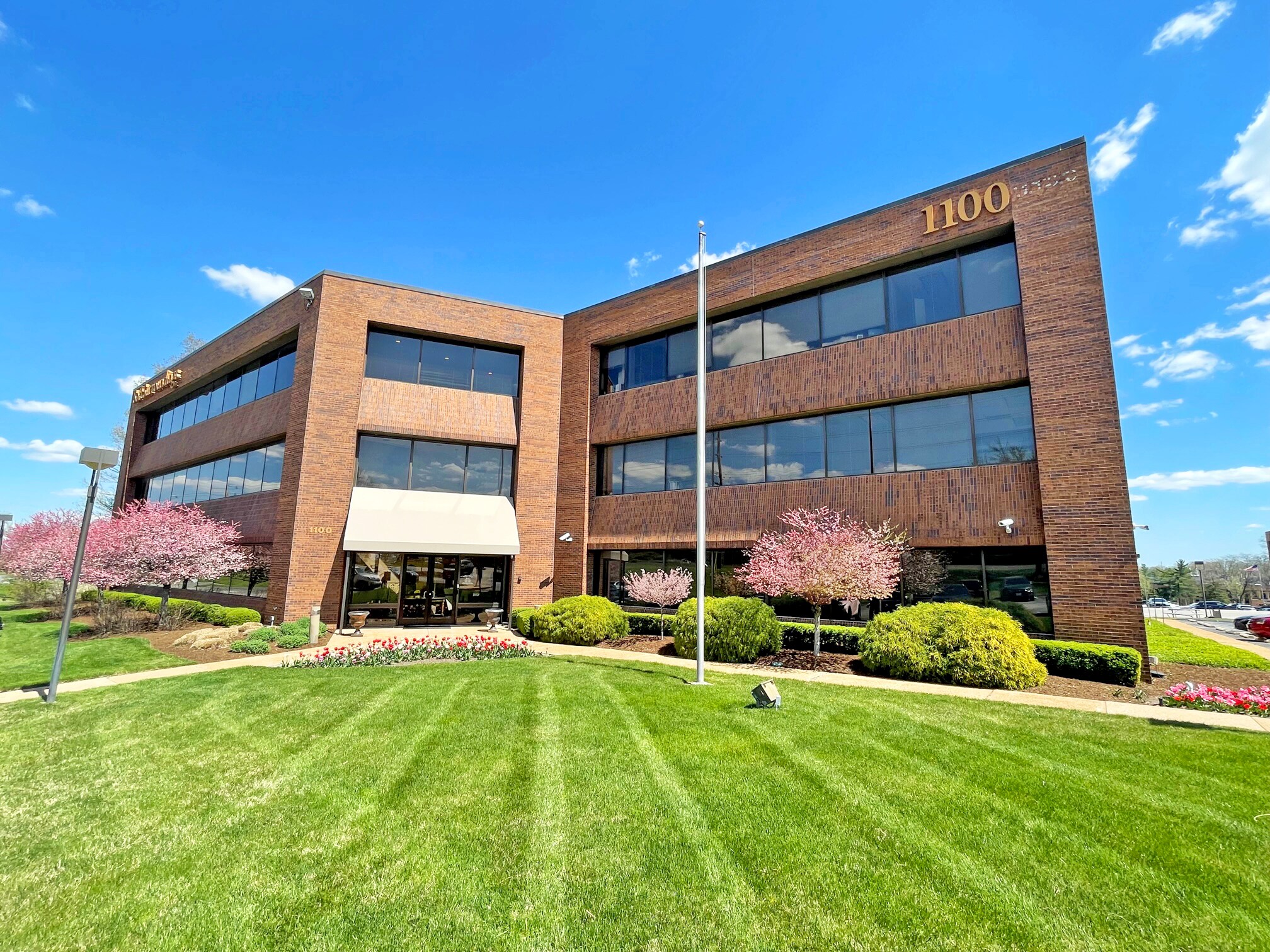 1100 N Lindbergh Blvd Saint Louis, MO 63132 Office Property for Sale