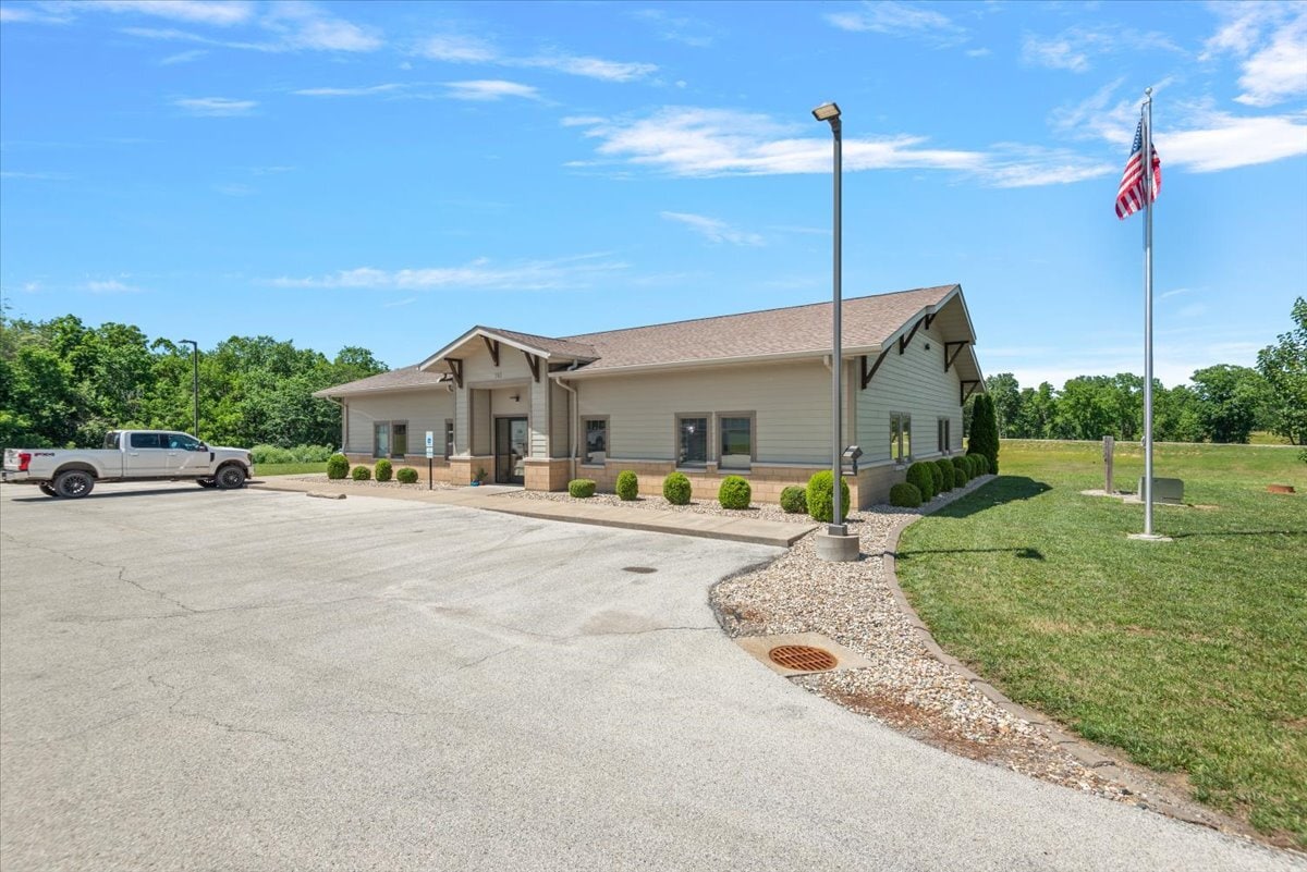 103 Centre Dr, Petersburg, IL for Sale
