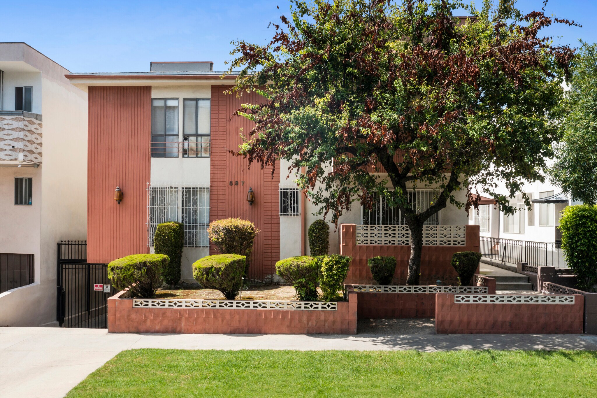 537 N Kings Rd Los Angeles, CA 90048 MultiFamily Property for Sale