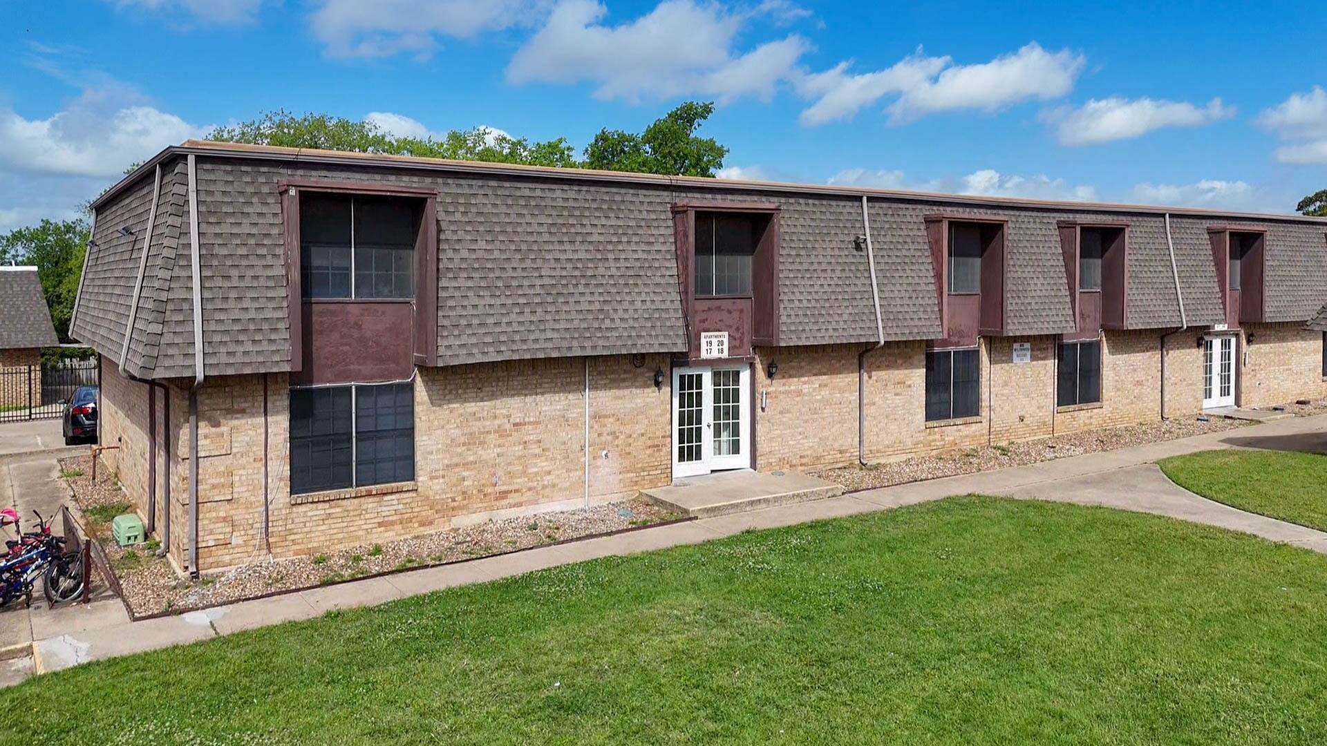 900 Willowwood St, Denton, TX for Sale