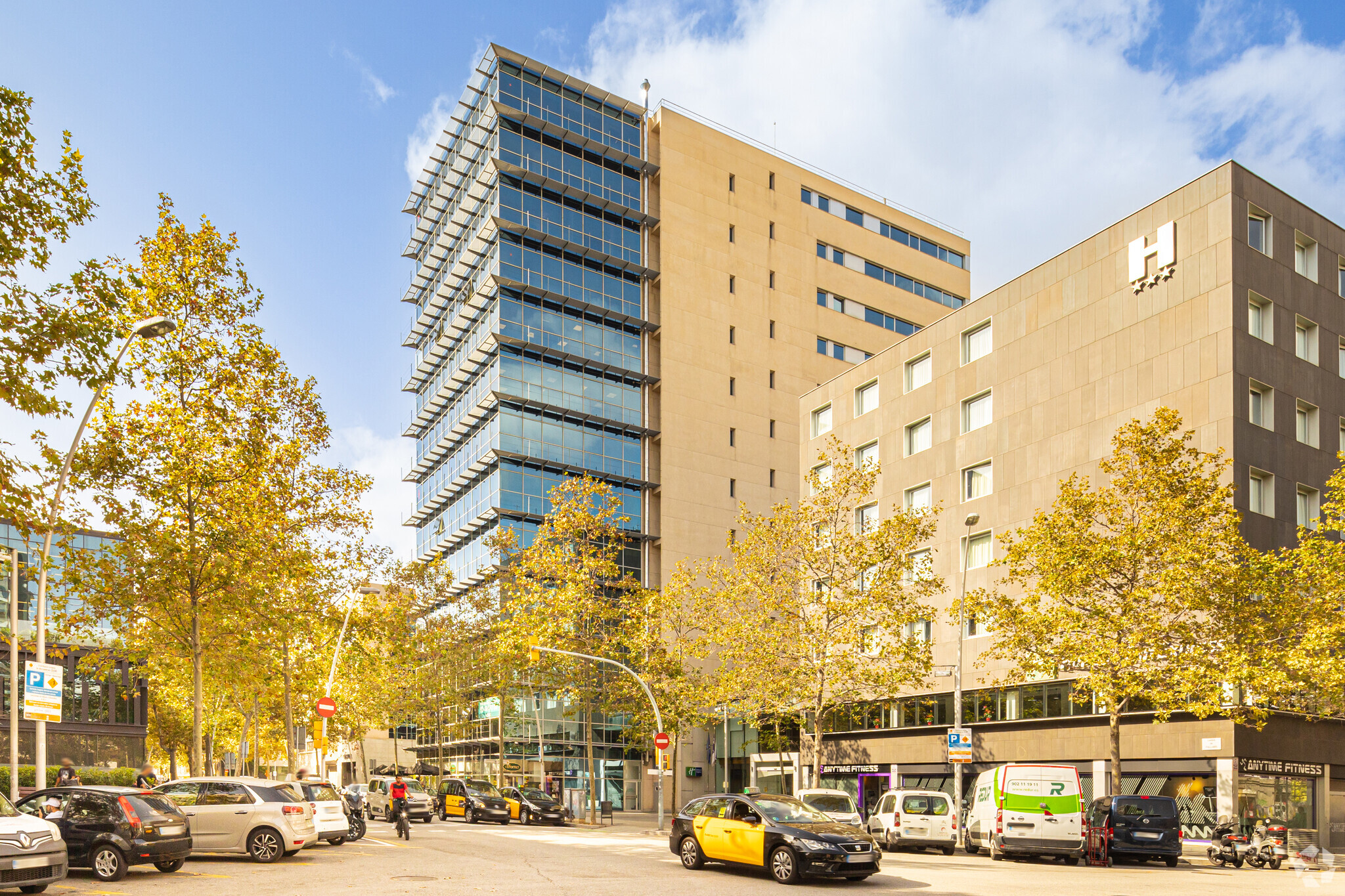 193-201 Carrer De Pallars, Barcelona, BAR for Rent