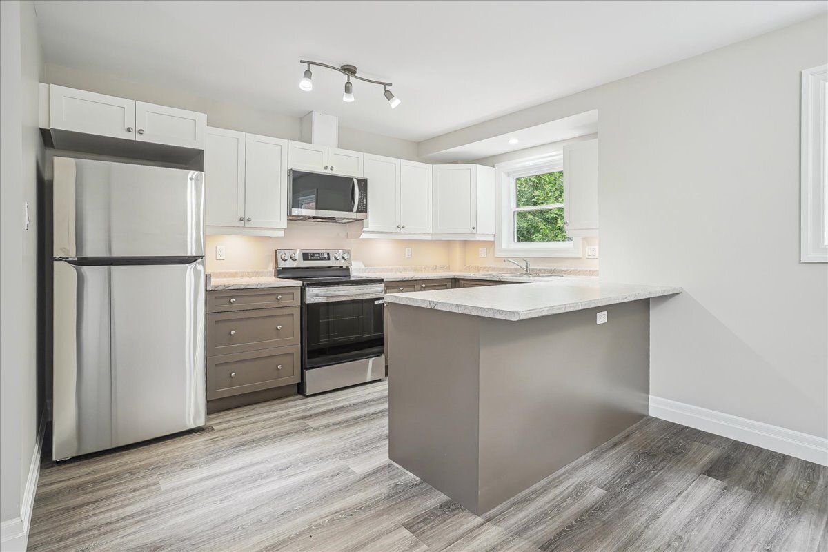 38 Viewpoint Av, Hamilton, ON for Sale