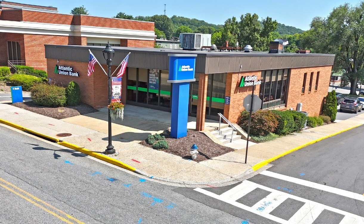 125 W Main St, Bedford, VA for Sale